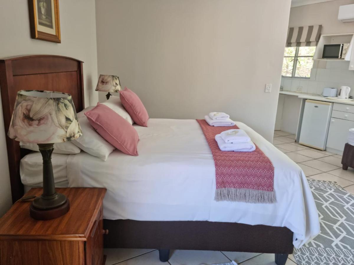 Loerie Guesthouse Hoedspruit Bagian luar foto