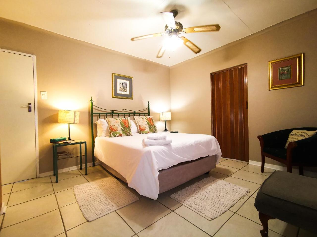 Loerie Guesthouse Hoedspruit Bagian luar foto